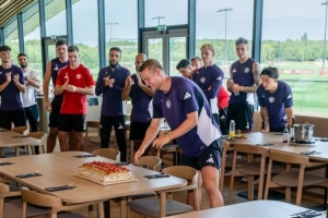 曼联大家庭！德里赫特迎来26岁生日，队友们为他庆生