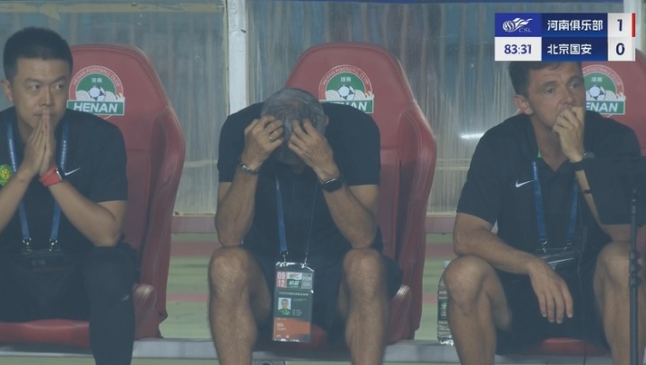 开云官网-压力太大！国安送点后塞蒂恩完全不敢看，头埋在自己怀里了