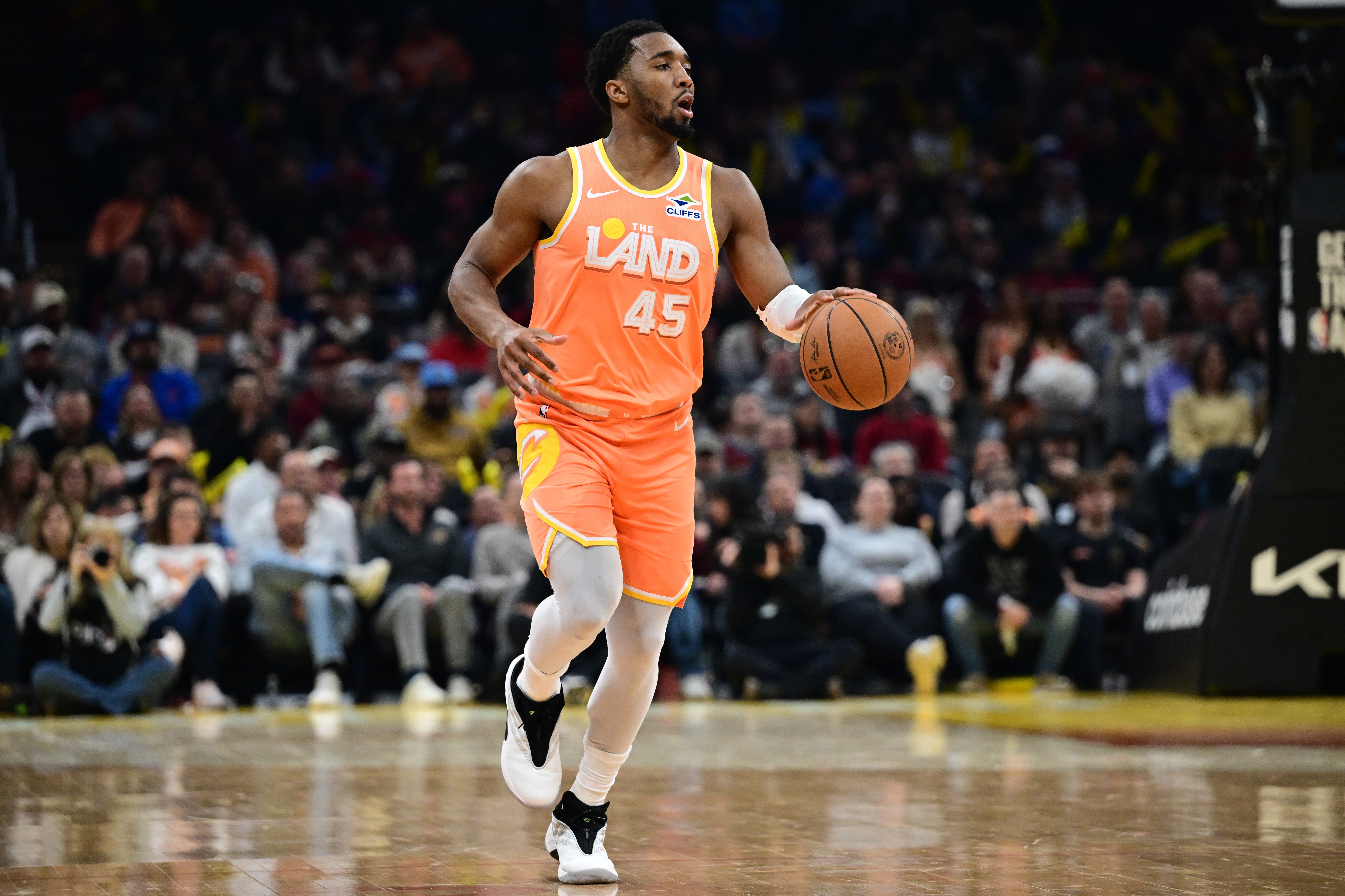 状态火热！米切尔27中16砍下38分6板6助 下半场轰23分