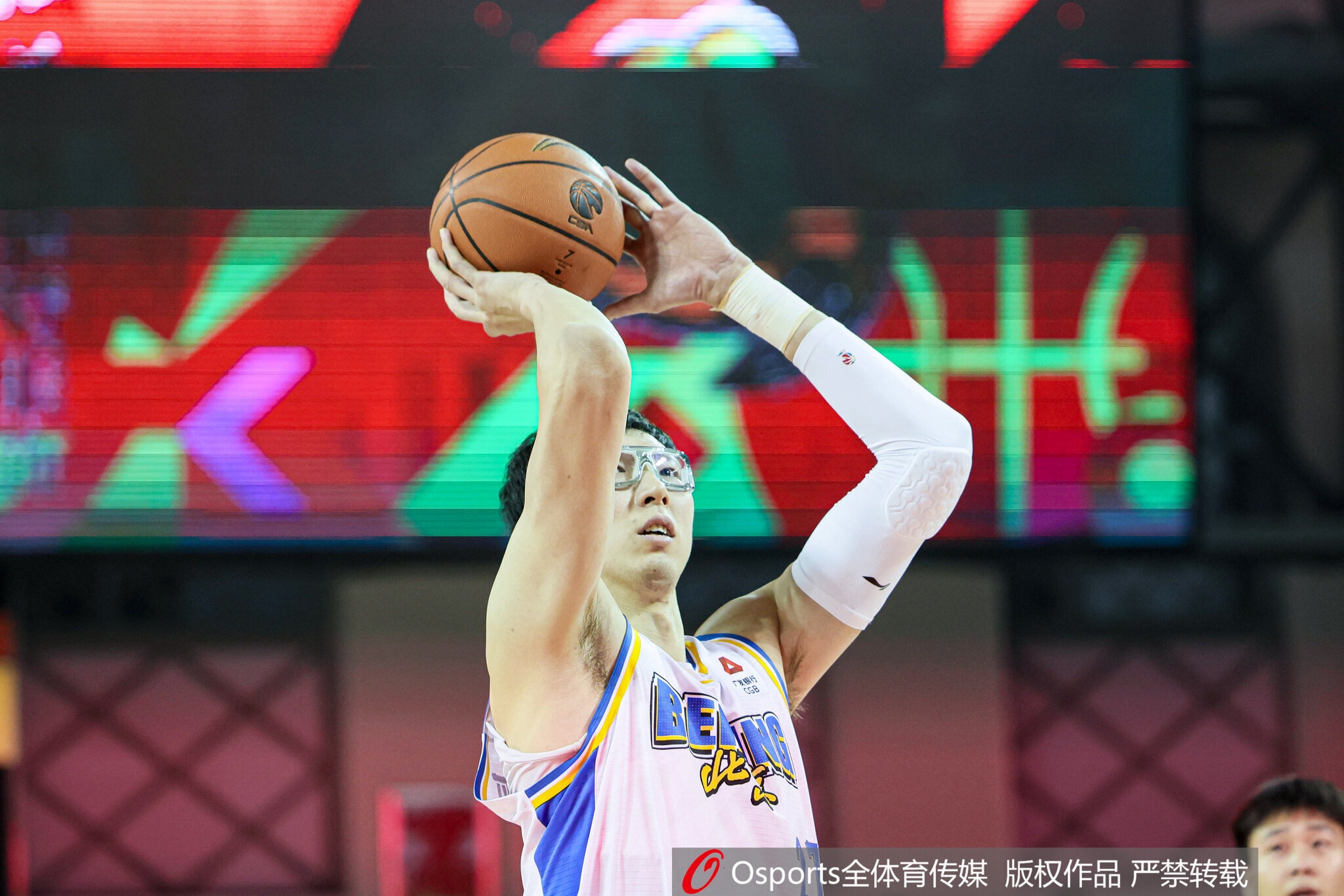 开云APP-状态火热！周琦半场7中6高效拿下13分7板2帽 前6投全中